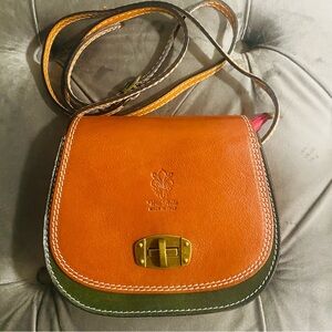 NWOT Vera Pelle Italian Leather Color Block Crossbody Bag With a Twist-Lock